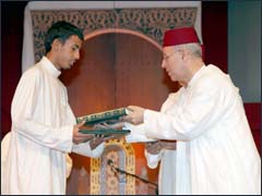 ليلة القرآن 1433-2012 وزير الأوقاف والشؤون الإسلامية السيد أحمد التوفيق يسلم إحدى الجوائز  